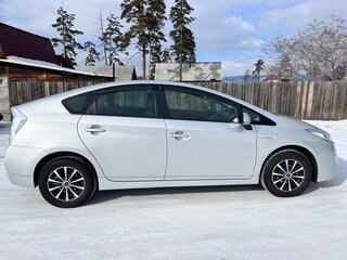 2011 Toyota Prius III (XW30), серебристый, 1600000 рублей, вид 2