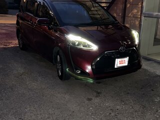 2018 Toyota Sienta II, красный, 1930000 рублей, вид 2