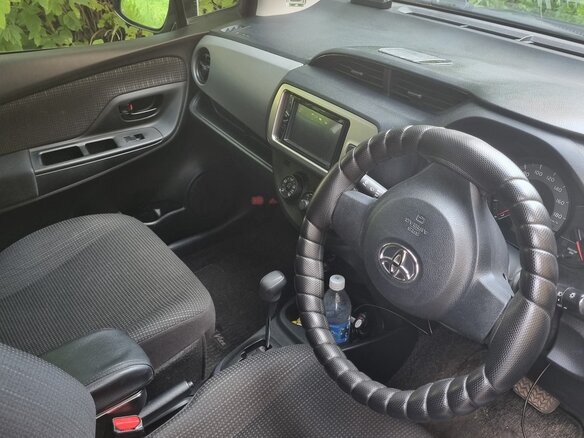2015 Toyota Vitz III (XP130) Рестайлинг, серебристый, 973000 рублей - вид 3