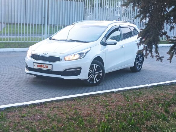 2017 Kia Ceed II Рестайлинг, белый, 1550000 рублей - вид 1
