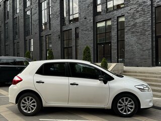 2010 Toyota Auris I Рестайлинг, белый, 1295000 рублей, вид 5