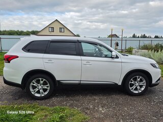2020 Mitsubishi Outlander III Рестайлинг 3, белый, 2499900 рублей, вид 4