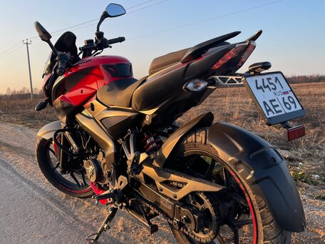 2019 Bajaj Pulsar NS 200, красный, 230000 рублей, вид 1