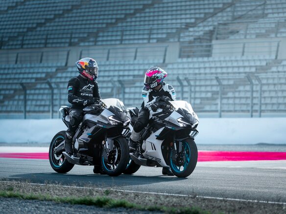 2026 CFMoto 675SR-R, белый, 769410 рублей - вид 11