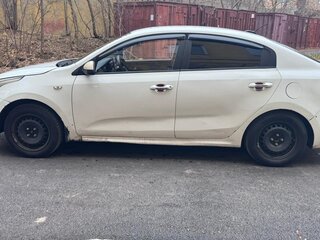 2020 Kia Rio IV, белый, 650000 рублей, вид 4