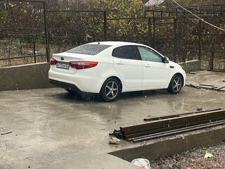 2014 Kia Rio 5-speed III, белый, 700000 рублей, вид 2