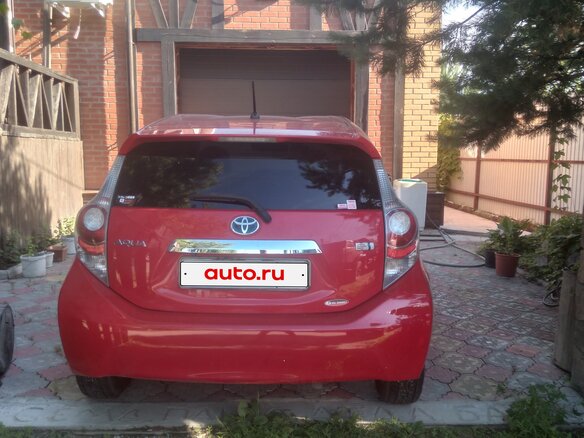 2014 Toyota Aqua I, красный, 760000 рублей - вид 1