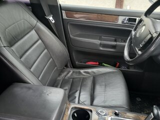 2008 Volkswagen Touareg I Рестайлинг, серый, 900000 рублей, вид 2
