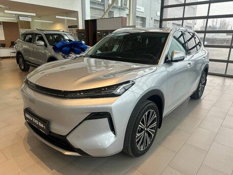 2026 Geely EX5 Гибрид EM-R, серебристый, 3829990 рублей, вид 2