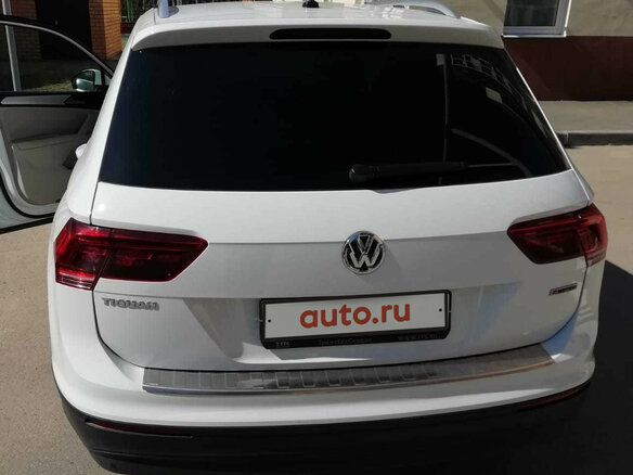 2018 Volkswagen Tiguan II, белый - вид 3