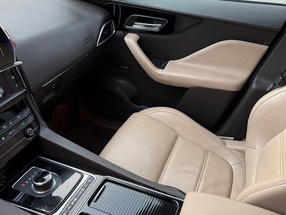 2017 Jaguar F-Pace I, красный, 2349000 рублей - вид 29