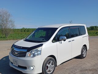 2013 Toyota Noah II (R70), белый, 1650000 рублей, вид 2
