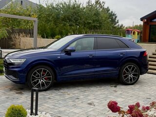 2022 Audi Q8 55 TFSI I (4M), синий, 5650000 рублей, вид 3