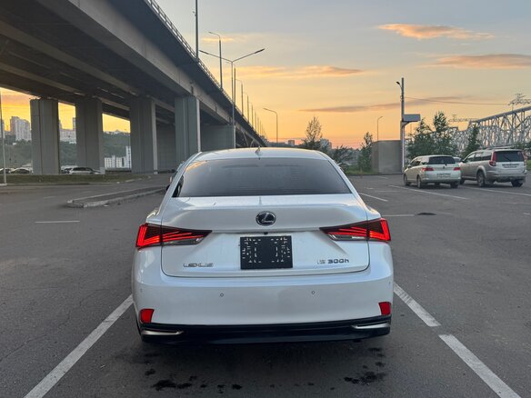 2018 Lexus IS 300h III Рестайлинг, белый, 2490000 рублей - вид 6