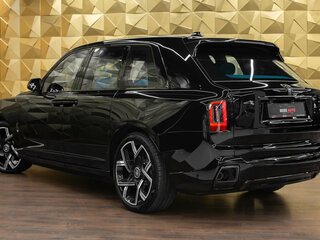 2026 Rolls-Royce Cullinan Black Badge I Рестайлинг (Series II), чёрный, 71000000 рублей, вид 2