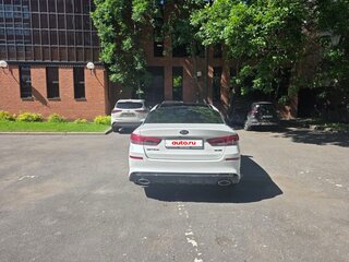 2019 Kia Optima IV Рестайлинг, белый, 1999999 рублей, вид 5