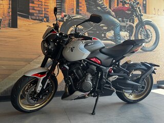 2026 Triumph Trident 800, серебристый, 1590000 рублей, вид 4