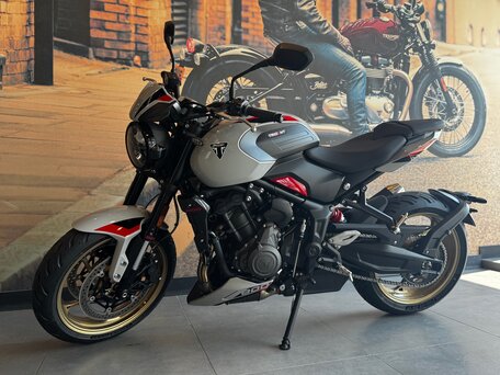 2026 Triumph Trident 800, серебристый, 1590000 рублей, вид 4