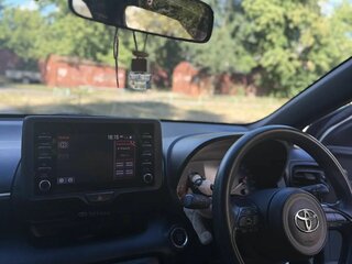 2021 Toyota Yaris IV, белый, 1260000 рублей, вид 5