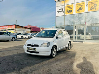 2001 Toyota Vitz I (P10), белый, 579999 рублей, вид 2