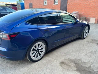 2023 Tesla Model 3 Standart Plus I, синий, 1350000 рублей, вид 4