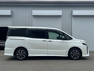 2021 Toyota Voxy III (R80) Рестайлинг, белый, 2100000 рублей, вид 4
