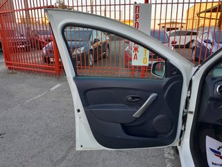 2014 Renault Logan II, белый, 758000 рублей, вид 2