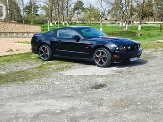 2010 Ford Mustang V Рестайлинг, чёрный, 990000 рублей, вид 3