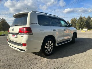 2017 Toyota Land Cruiser 200 Series Рестайлинг 2, белый, 5999000 рублей, вид 4