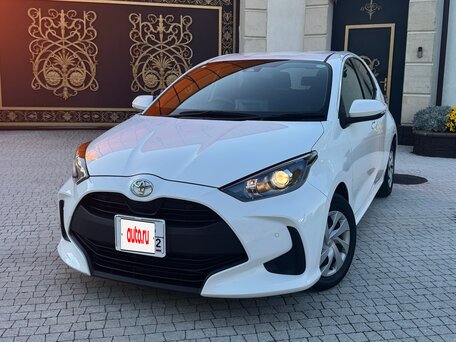 2021 Toyota Yaris IV, белый, 1190000 рублей, вид 3