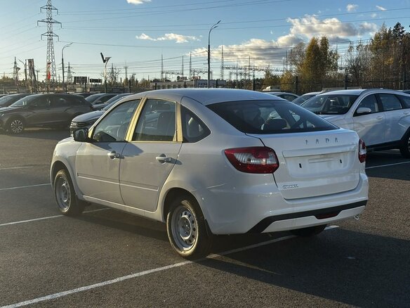 2026 Lada (ВАЗ) Granta I Рестайлинг, белый, 1012000 рублей - вид 3