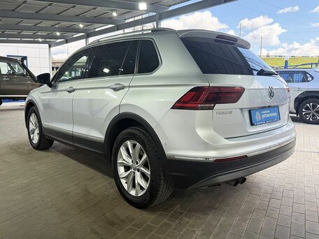 2017 Volkswagen Tiguan II, серебристый, 2150000 рублей, вид 3