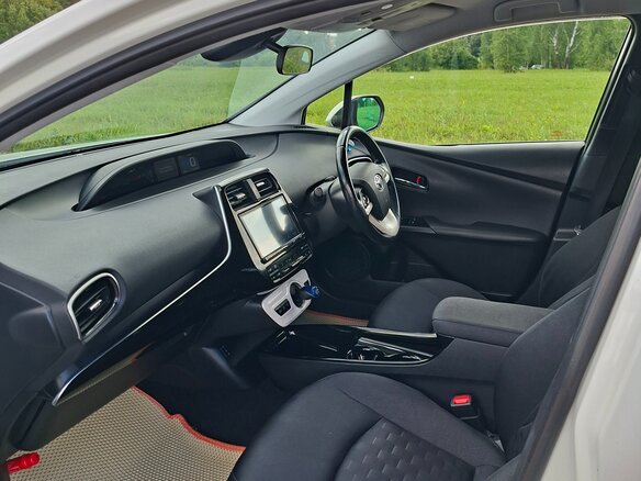 2017 Toyota Prius PHV ZVW52 IV (XW50), белый, 1850000 рублей - вид 8