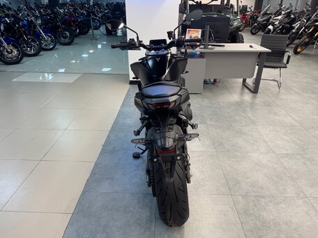 2025 Yamaha MT-09 (FZ-09), серый, 1290000 рублей, вид 4