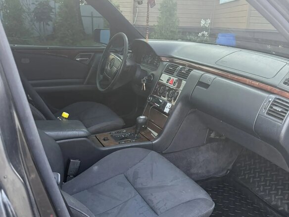1996 Mercedes-Benz E-Класс 230 II (W210, S210), чёрный - вид 10