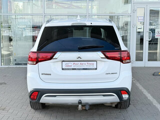 2019 Mitsubishi Outlander III Рестайлинг 3, белый, 2199000 рублей, вид 4
