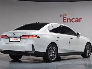 2024 BMW 5 серии 520i VIII (G60/G61/G68), белый, 5880000 рублей, вид 4