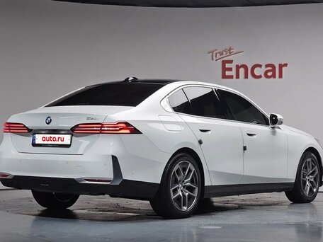 2024 BMW 5 серии 520i VIII (G60/G61/G68), белый, 5882000 рублей, вид 4