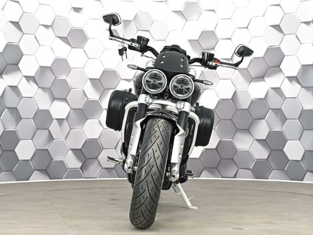 2022 Triumph Rocket III, чёрный, 1999000 рублей, вид 4