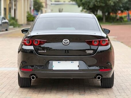 2023 Mazda 3 Axela IV (BP), чёрный, 2150000 рублей, вид 4