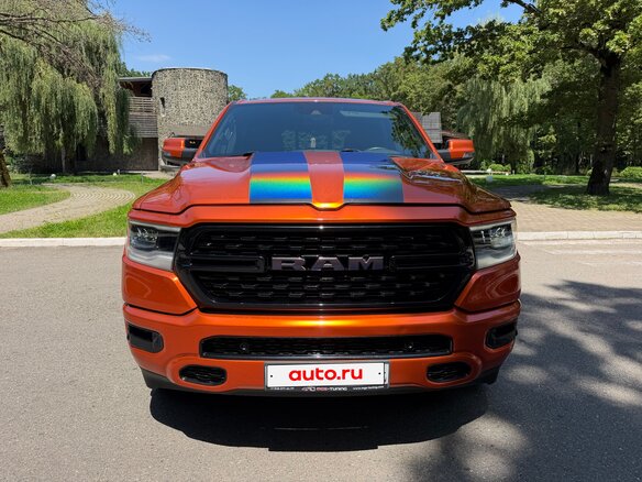 2022 Ram 1500 Crew Cab V, оранжевый, 6800000 рублей - вид 2