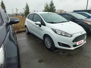 2015 Ford Fiesta Mk6 Рестайлинг, белый, 650000 рублей, вид 3