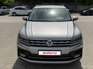 2018 Volkswagen Tiguan II, серебристый, 3490000 рублей, вид 3