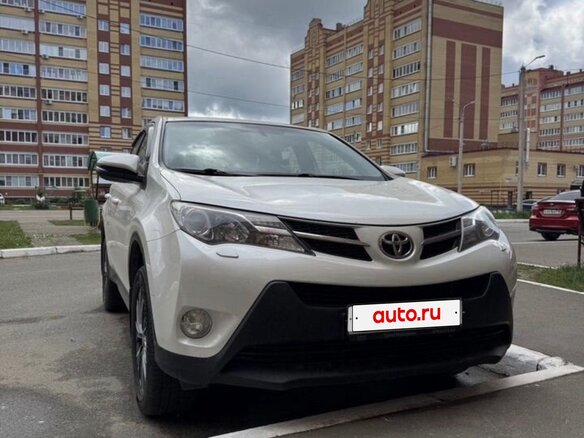 2015 Toyota RAV4 IV (XA40), белый, 2000000 рублей
