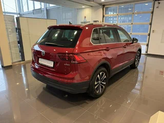 2020 Volkswagen Tiguan II, красный, 2490000 рублей, вид 4