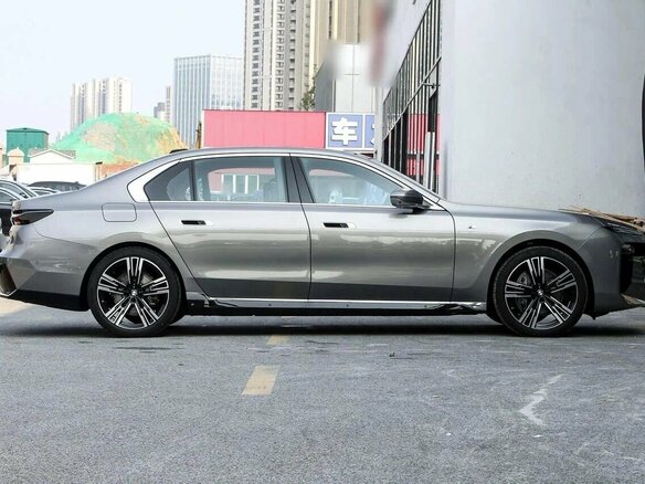 2025 BMW 7 серии 740i xDrive VII (G70), серебристый, 16780000 рублей - вид 9