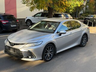 2021 Toyota Camry VIII (XV70) Рестайлинг, серебристый, 3500000 рублей, вид 2