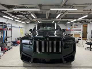 2026 Rolls-Royce Cullinan Black Badge I Рестайлинг (Series II), зелёный, 77000000 рублей, вид 2