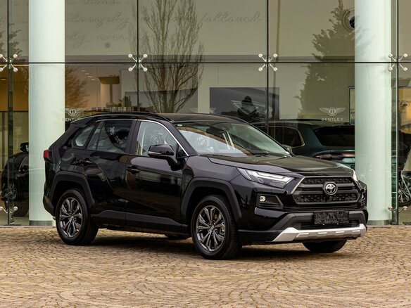 2022 Toyota RAV4 V (XA50), чёрный, 2925000 рублей - вид 2