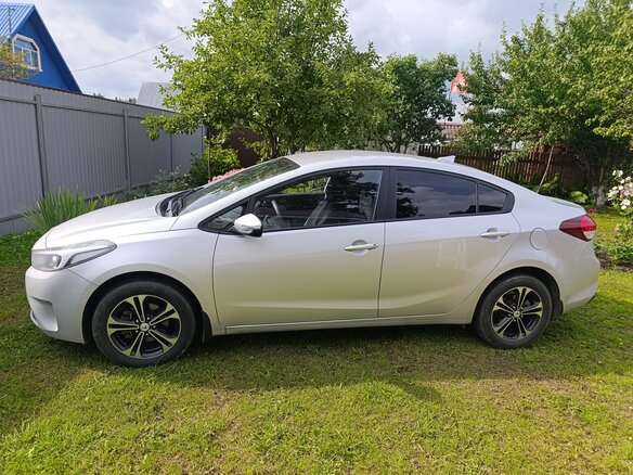 2017 Kia Cerato III Рестайлинг (Classic), серебристый, 1400000 рублей - вид 2